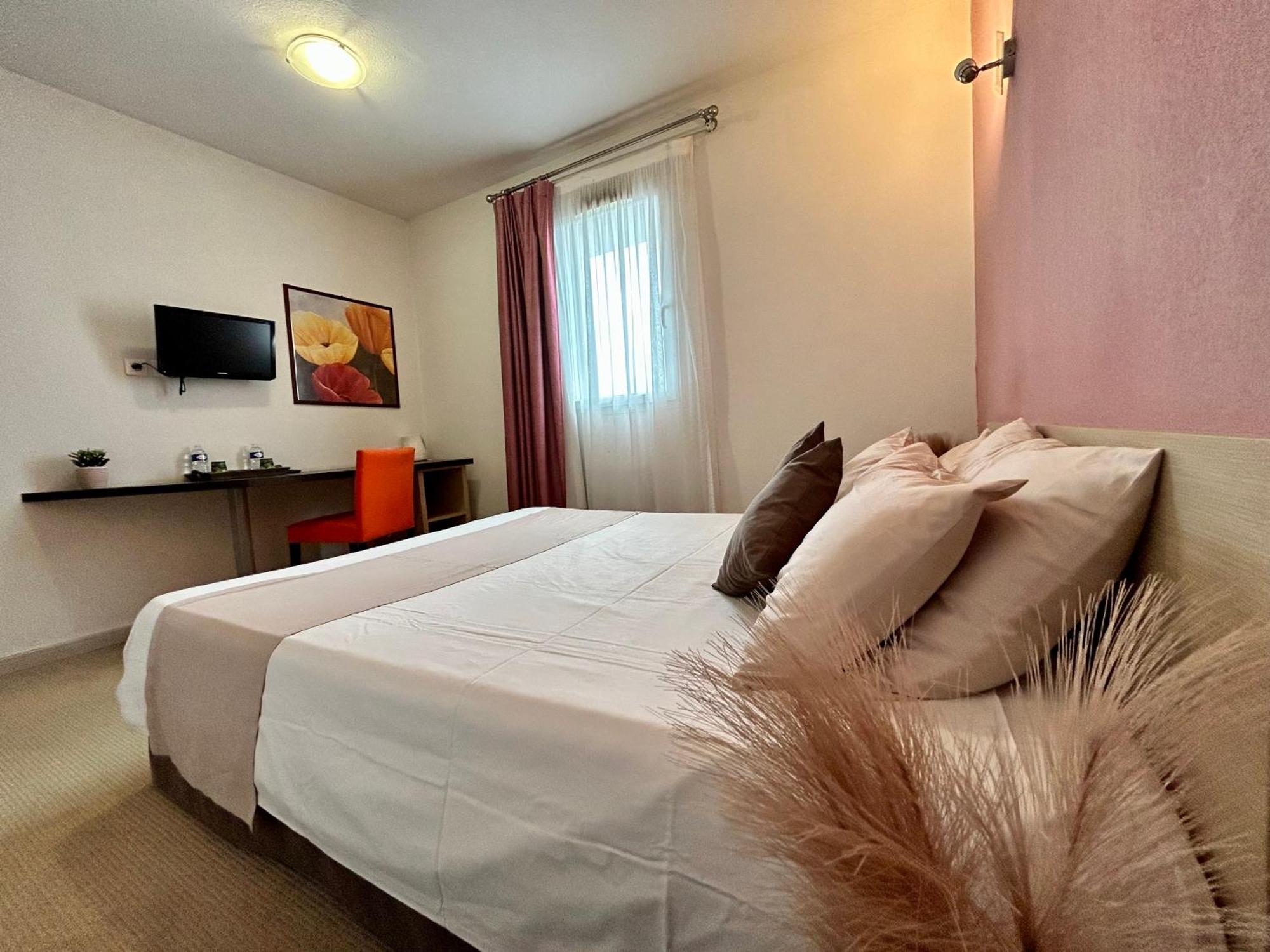 Hotel Restaurant Les Jasses De Camargue แกลลาเกอ-เลอ-มองต์เทอร์ ภายนอก รูปภาพ