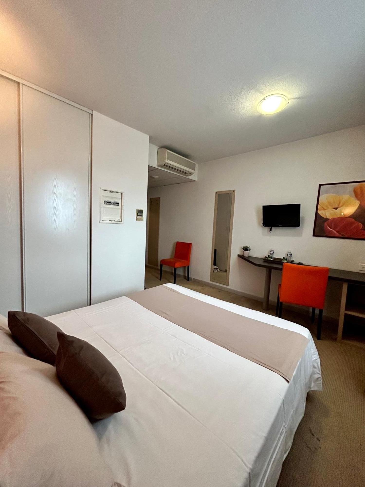 Hotel Restaurant Les Jasses De Camargue แกลลาเกอ-เลอ-มองต์เทอร์ ภายนอก รูปภาพ