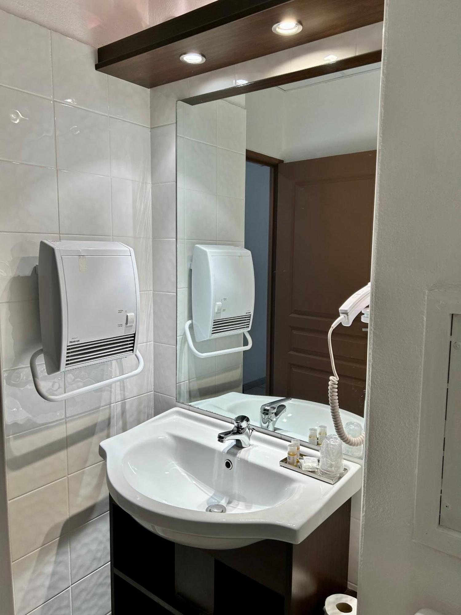 Hotel Restaurant Les Jasses De Camargue แกลลาเกอ-เลอ-มองต์เทอร์ ภายนอก รูปภาพ